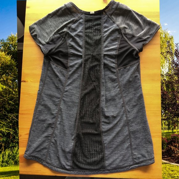 Lululemon grey lightweight top size 4. with lace - Picture 4 of 4